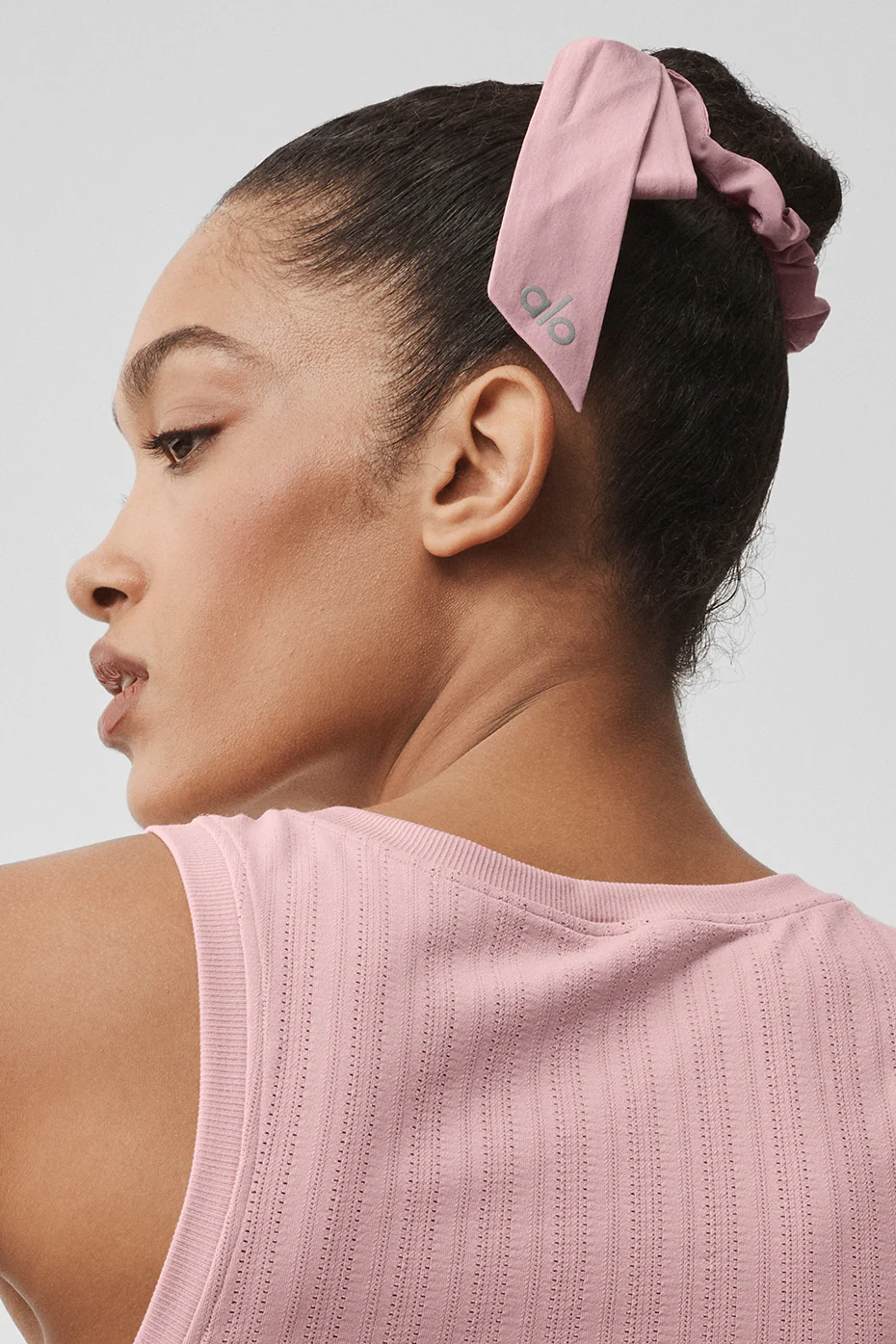 Alo Yoga — Love Knots Tie Scrunchie - Candy Heart Pink