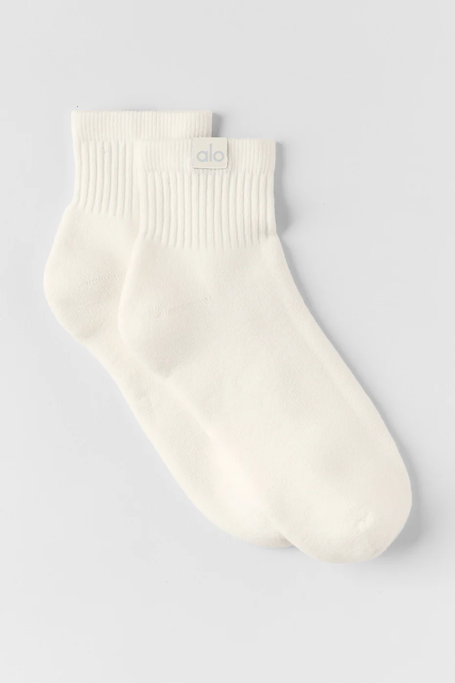 Alo Yoga — Quarter Crew Street Sock - Dune Grass
