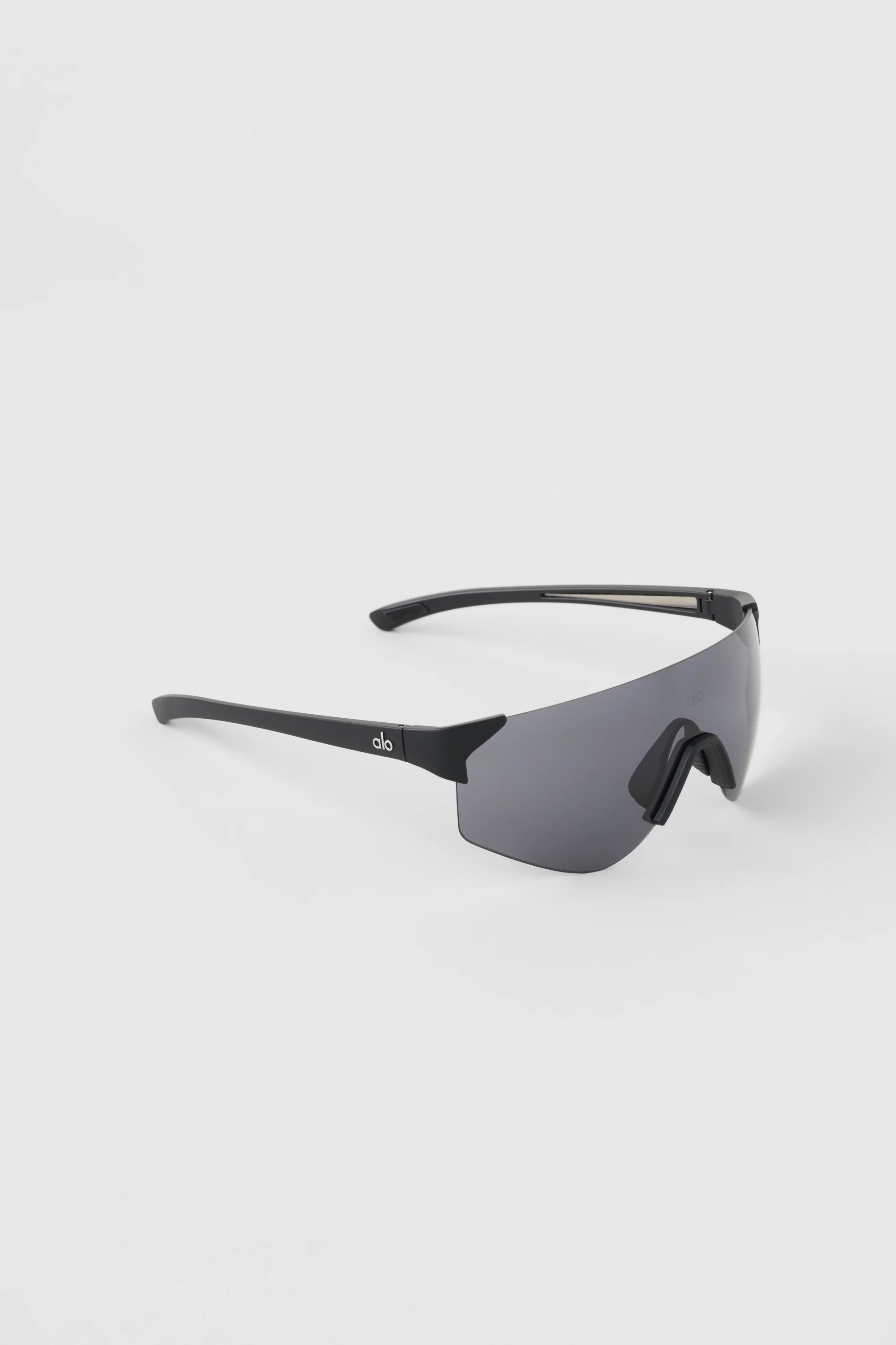 Alo Yoga — ALO Speed Sunglasses - Black/Chromatic