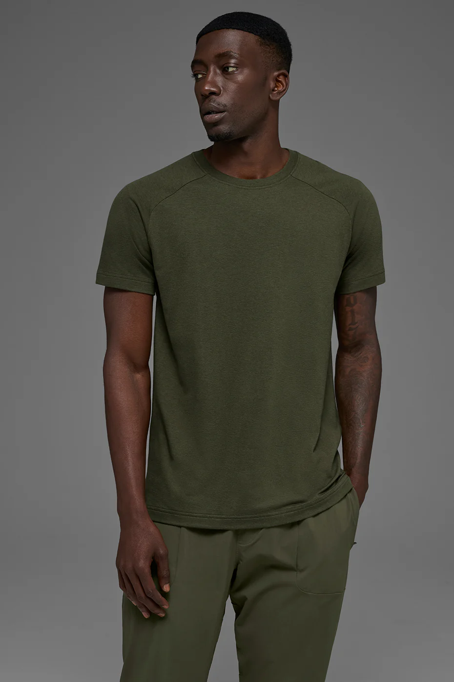 Alo Yoga — Triumph Raglan Tee - Green Olive