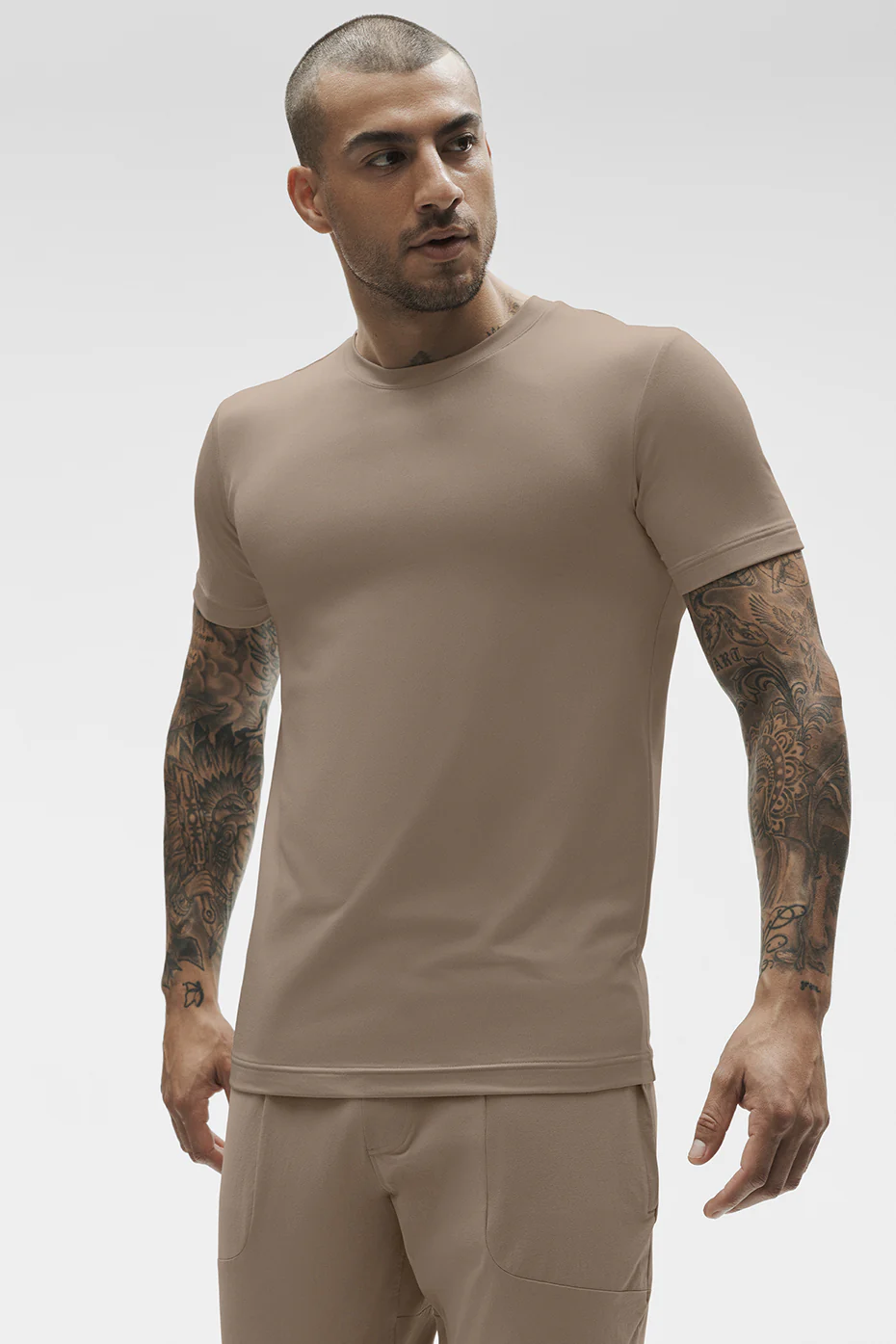 Alo Yoga — Conquer Reform Crewneck Short Sleeve - Dune Grass