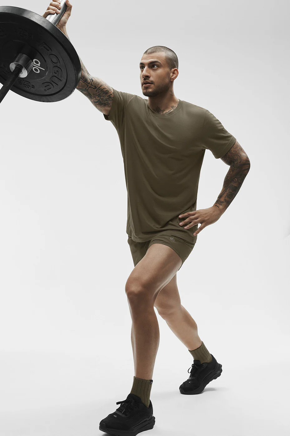 Alo Yoga — Triumph Tee - Olive Tree