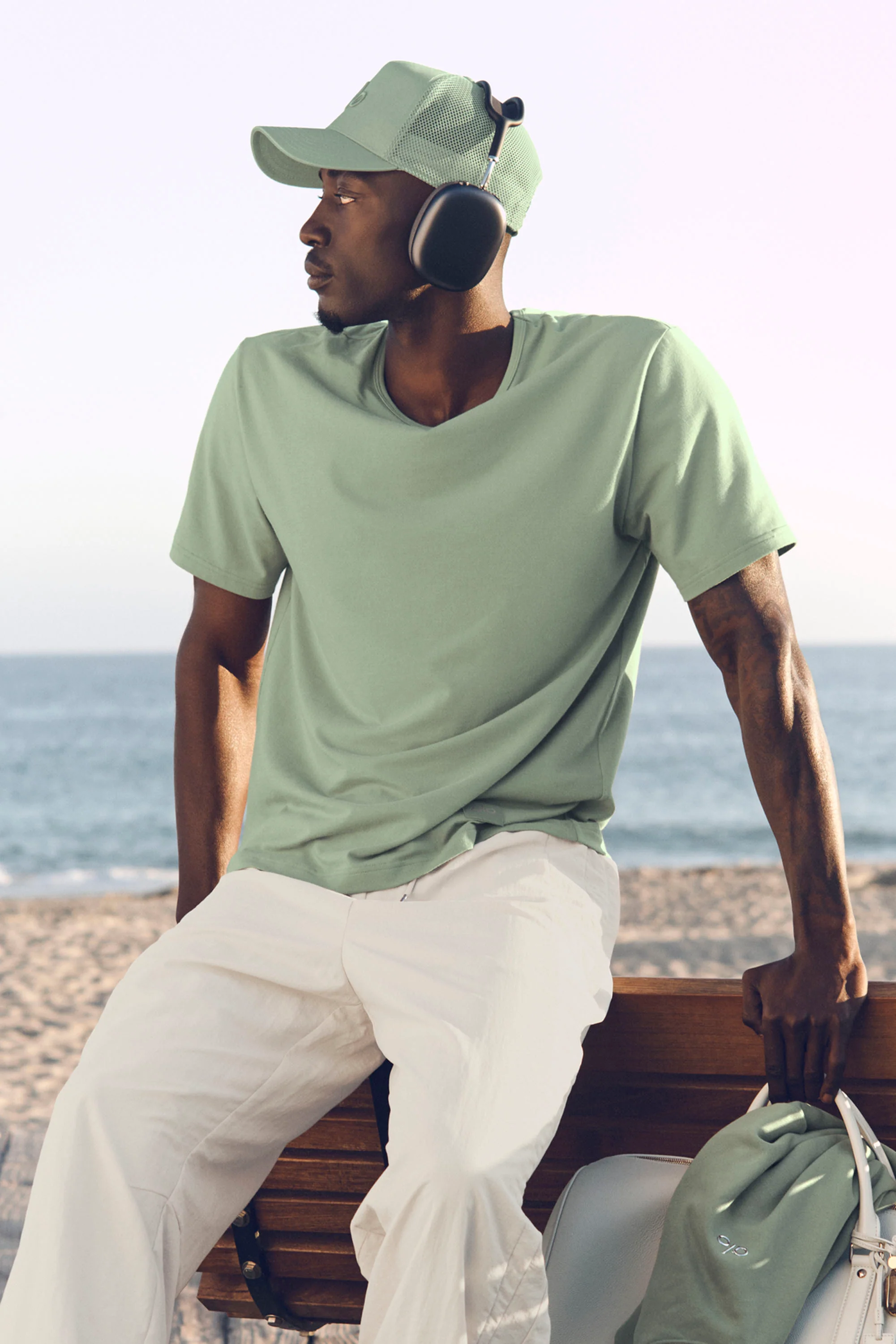 Alo Yoga — Street Essential Tee - Gravel