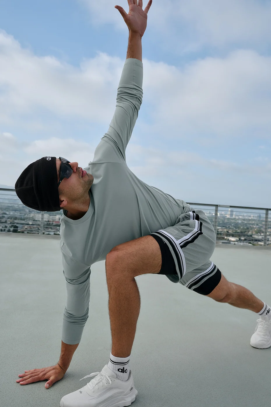 Alo Yoga — Conquer Reform Crewneck Long Sleeve - Lunar Grey