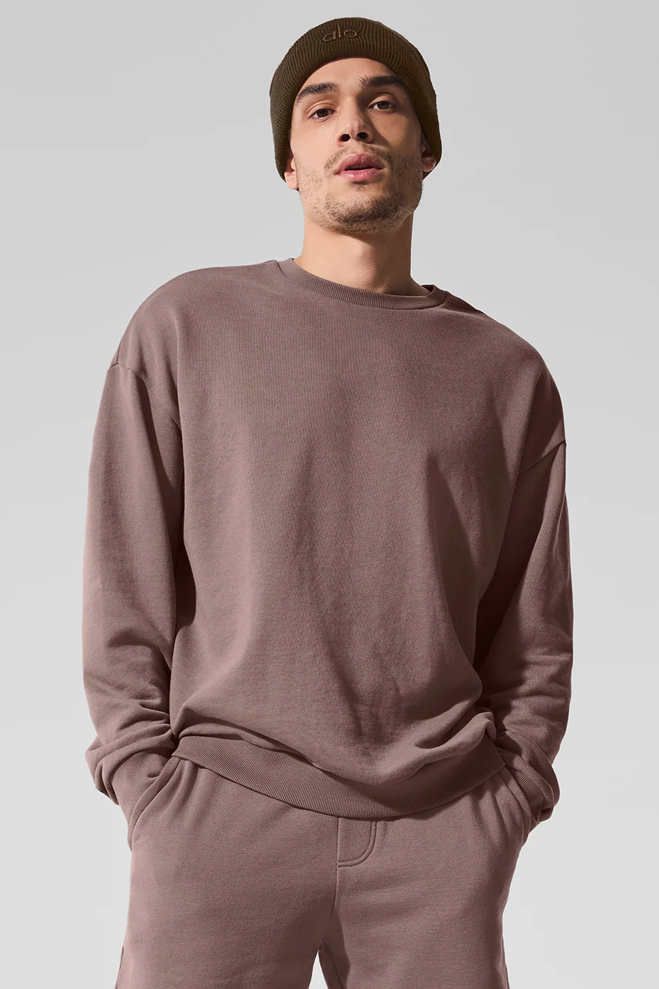 Alo Yoga — Chill Crew Neck Pullover - Mushroom