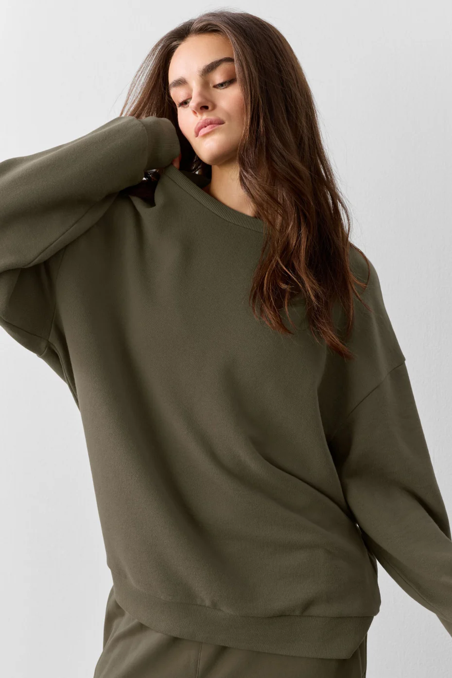Alo Yoga — Chill Crew Neck Pullover - Olive Tree