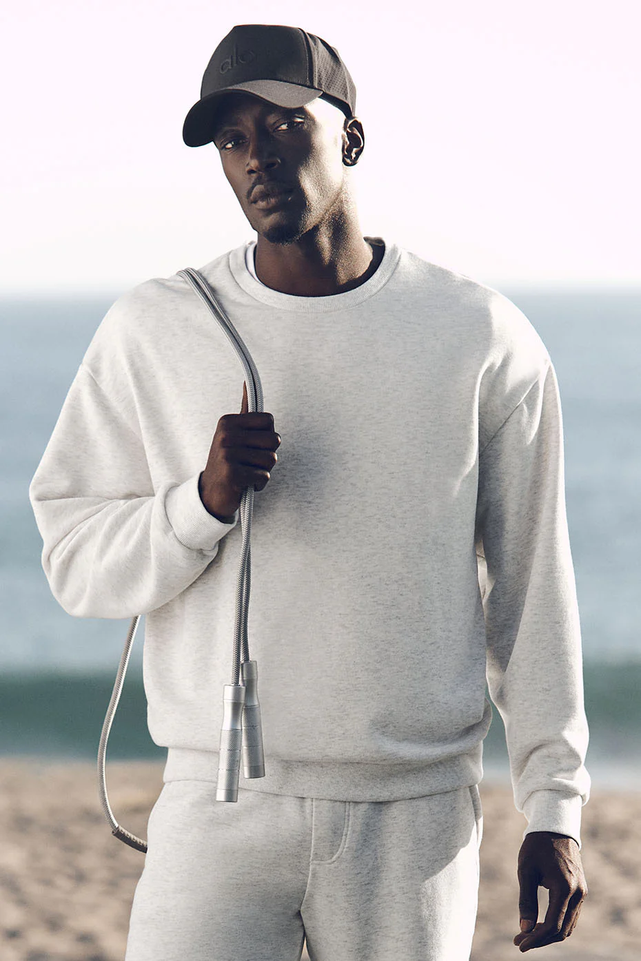 Alo Yoga — Chill Crew Neck Pullover - White Heather