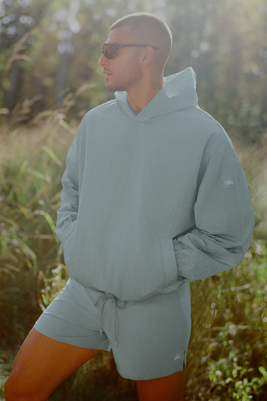 Alo Yoga — Axis Hooded Pullover - Blue Breeze