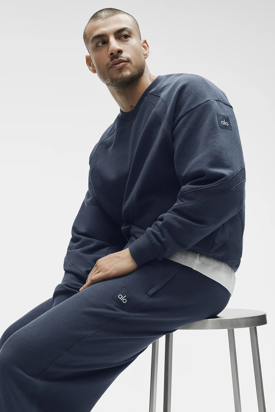 Alo Yoga — Field Crew Neck Sweatshirt - Desert Sage