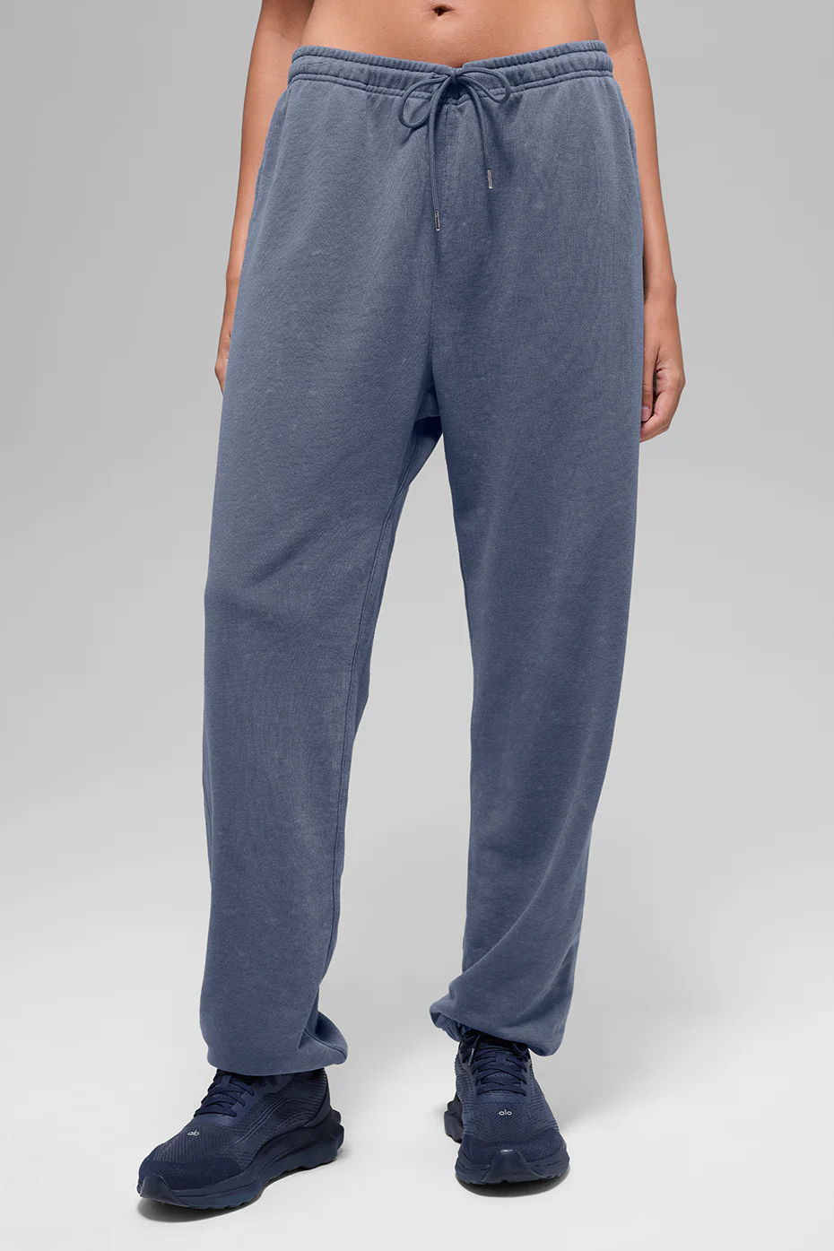 Alo Yoga — Chill Vintage Wash Sweatpant - Bluestone Wash