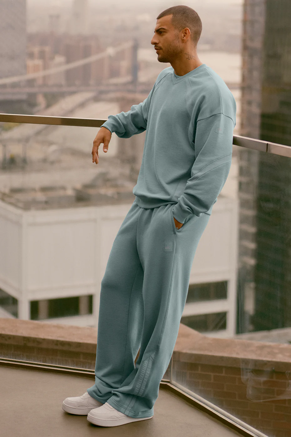 Alo Yoga — Field Sweatpant - Desert Sage