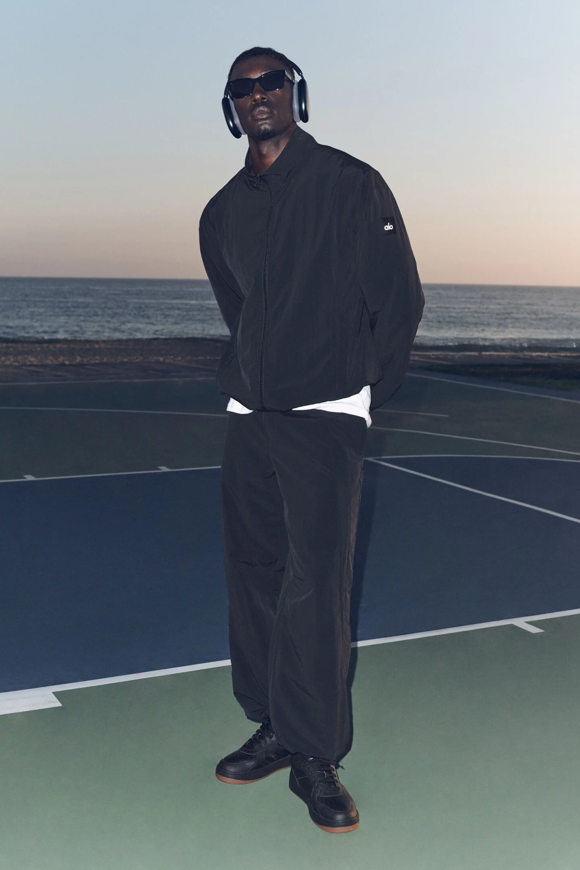 Alo Yoga — Takeaway Track Straight Leg Pant - Bone
