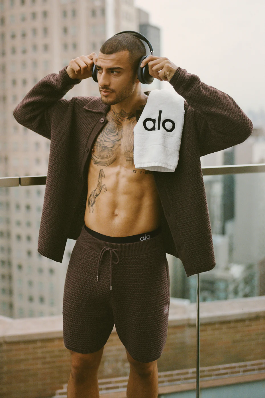 Alo Yoga — 5" Shift Knit Short - Espresso