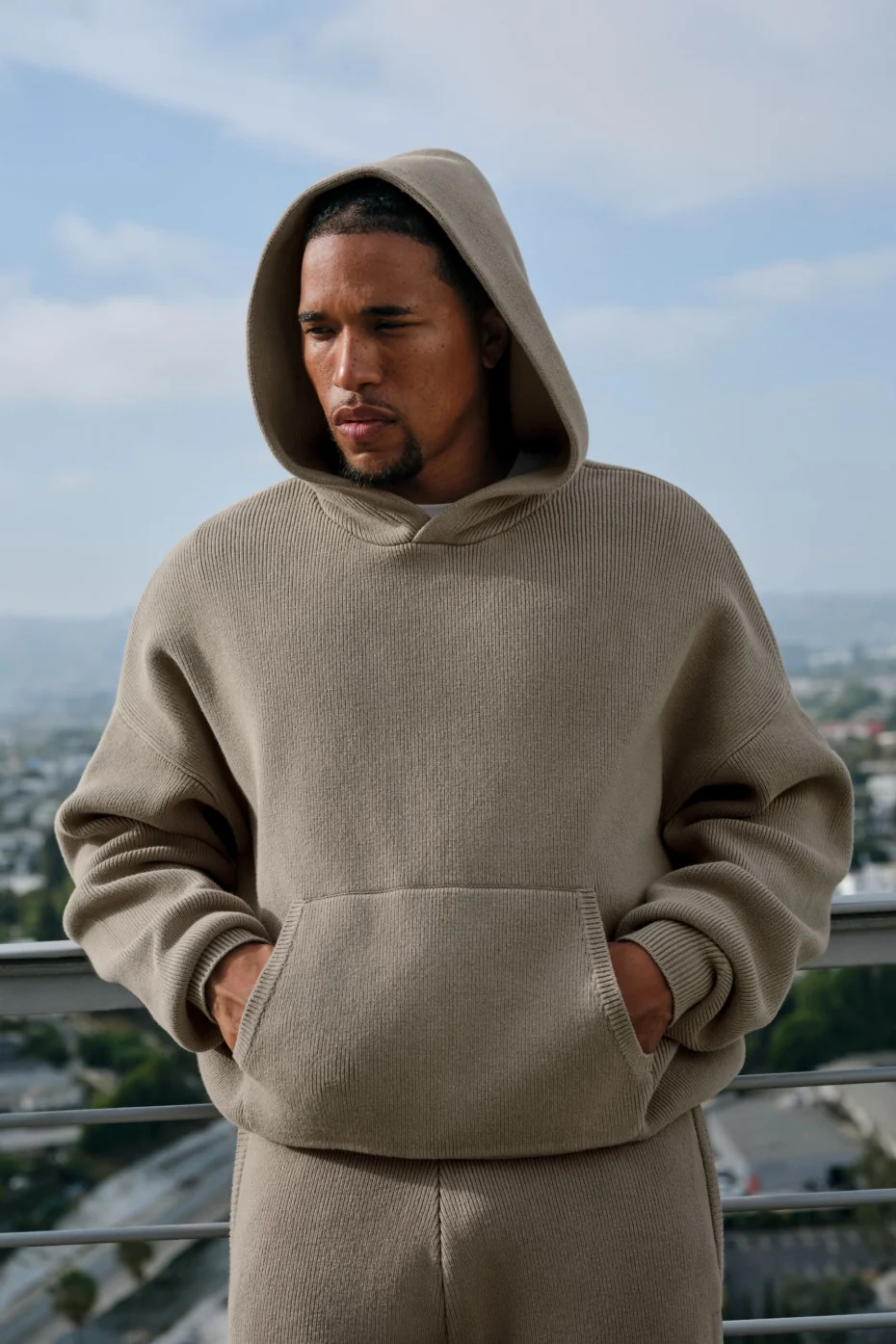 Alo Yoga — Scholar Hooded Sweater - Gravel