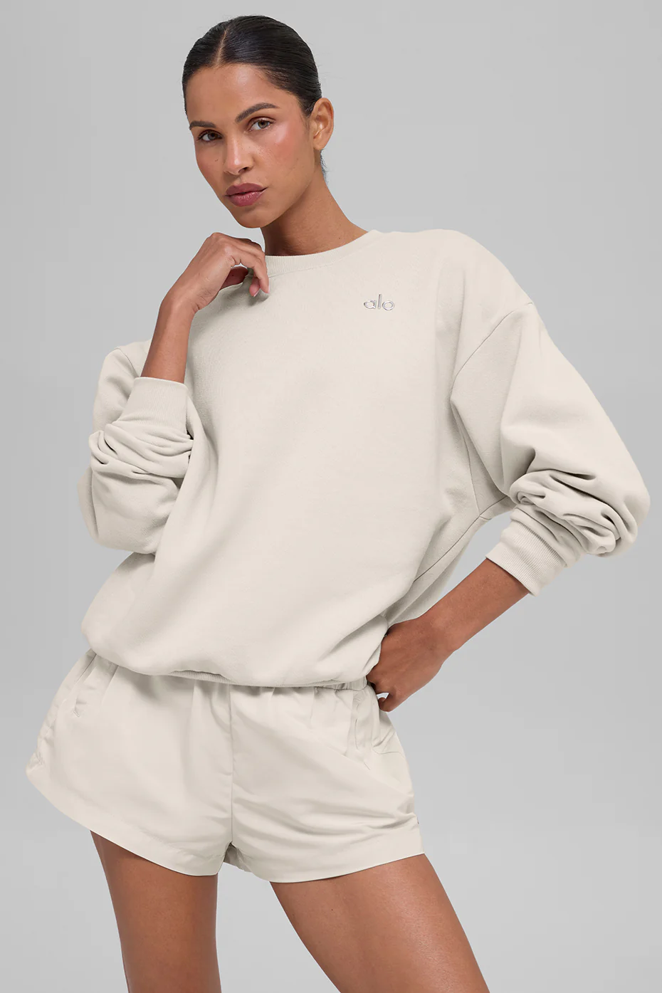 Alo Yoga — Accolade Crew Neck Pullover - Dune Grass