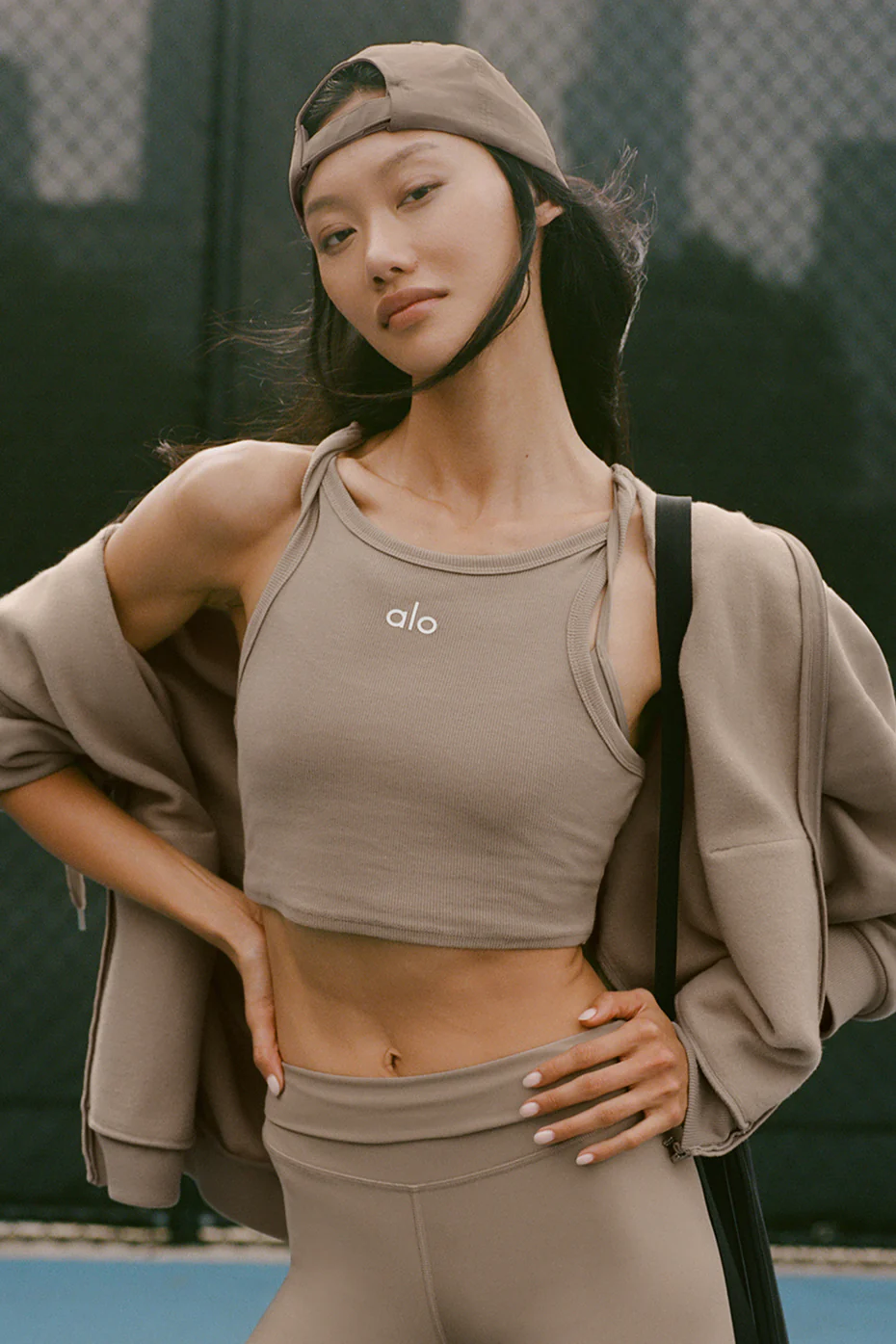 Alo Yoga — Aspire Tank - Gravel/White