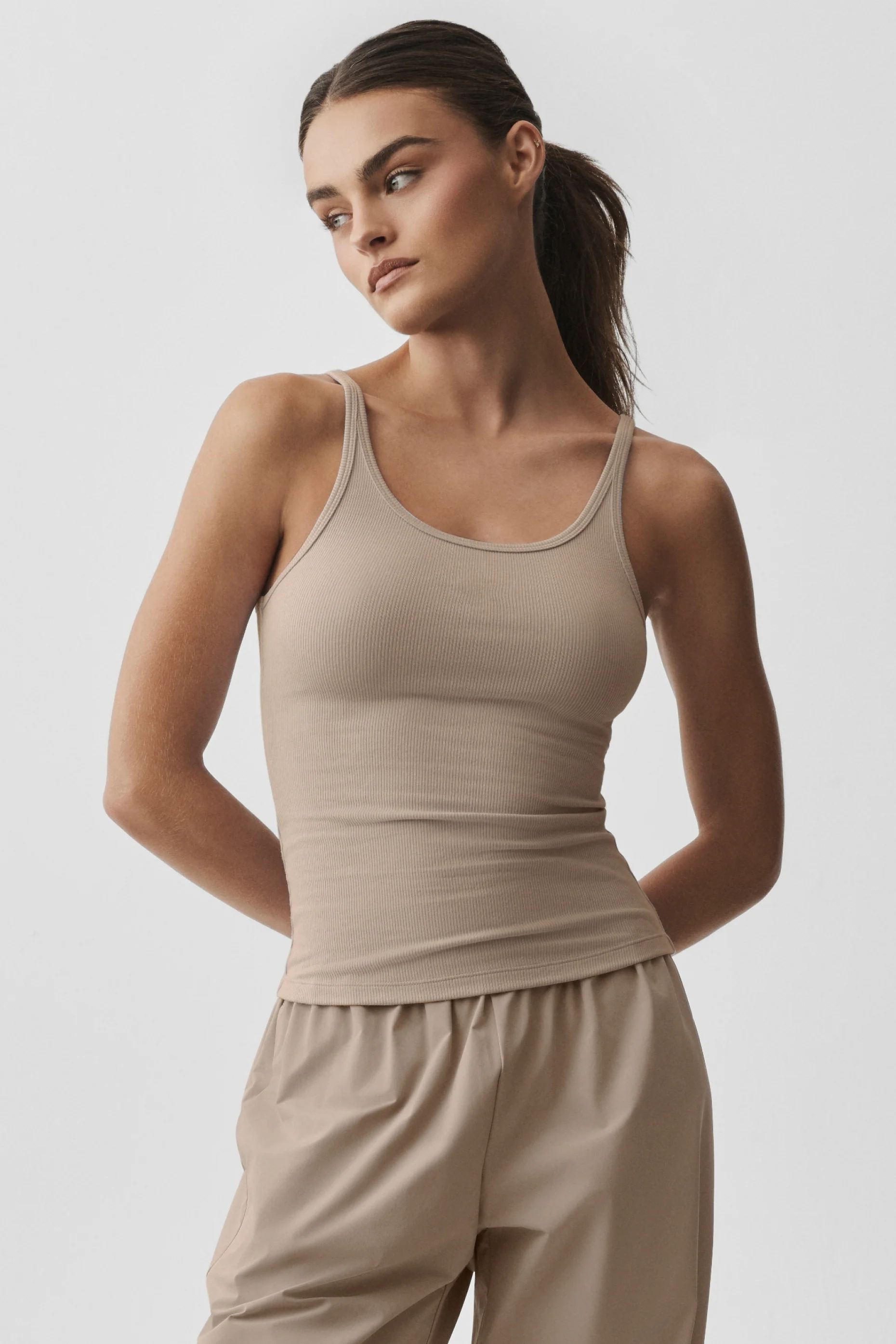 Alo Yoga — Ribbed Adore Tank - Gravel