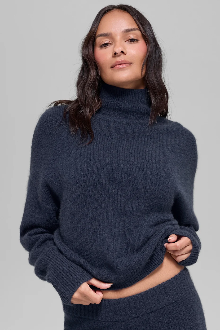 Alo Yoga — Wool Cashmere Cropped New Class Turtleneck Sweater - Ivory