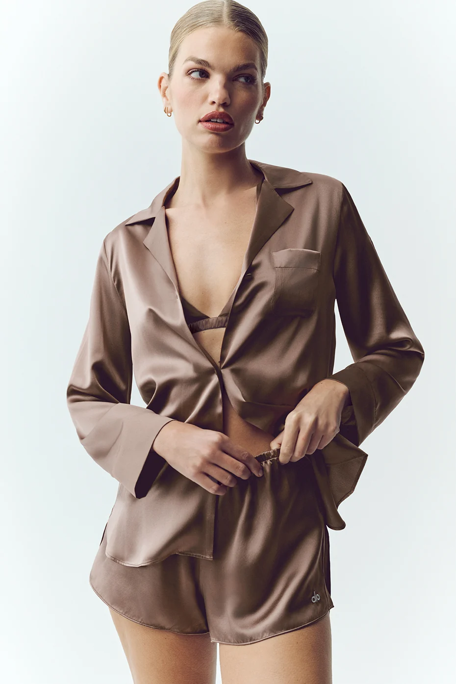 Alo Yoga — Silk Luminous Button Up - Alpine Cocoa