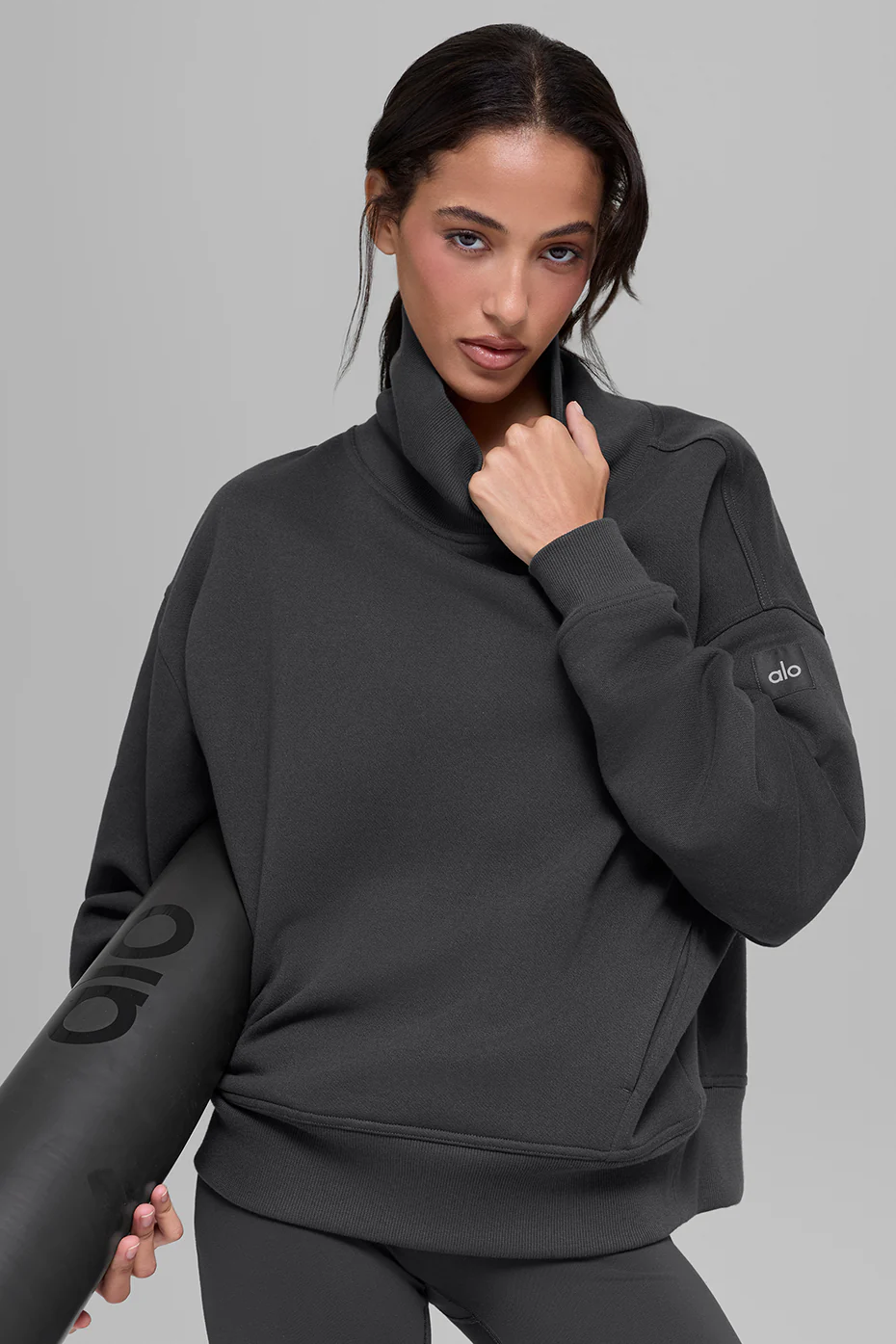 Alo Yoga — Hazy Mock Neck Pullover - Espresso