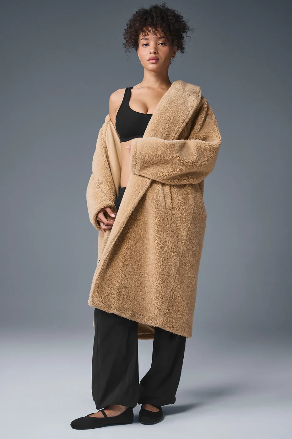 Alo Yoga — Oversized Sherpa Trench - Camel