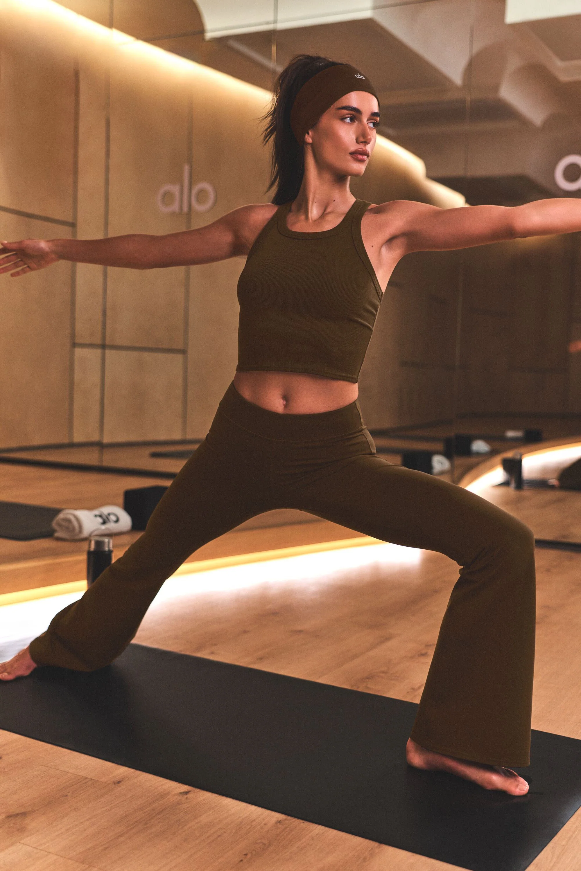 Alo Yoga — Airbrush Low-Rise Flare Legging (Regular) - Black