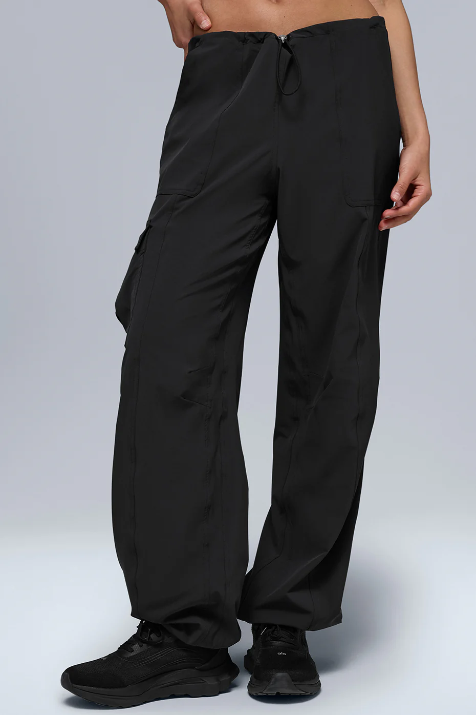 Alo Yoga — Low Rise Megastar Cargo Pant - Black