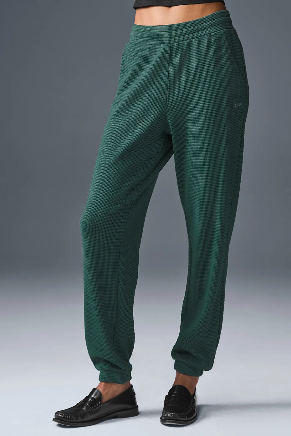 Alo Yoga — Waffle Weekend Escape Jogger - Winter Ivy