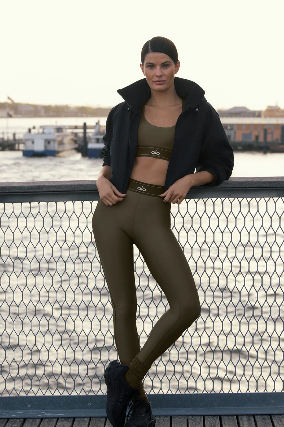 Alo Yoga — Airlift High-Waist Suit Up Legging - Bluestone/White