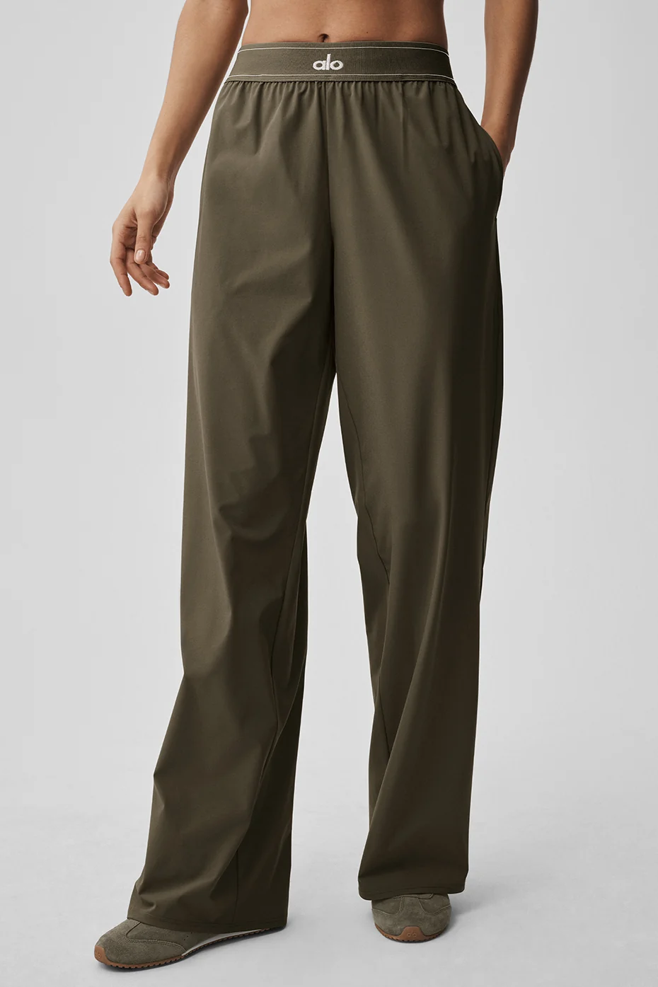 Alo Yoga — Suit Up Trouser (Long) - Dune Grass