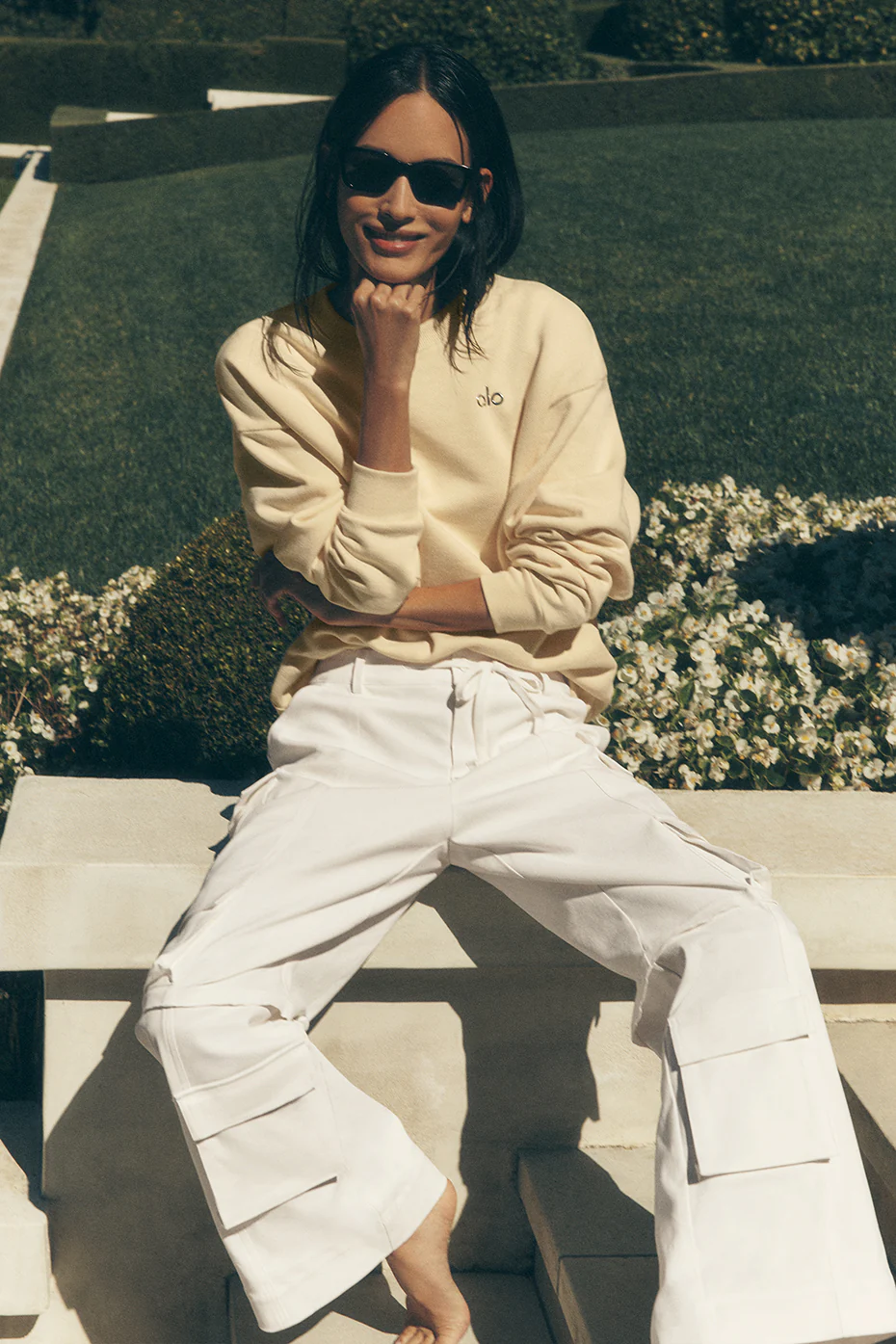 Alo Yoga — Mid-Rise Scout Cargo Pant - Ivory