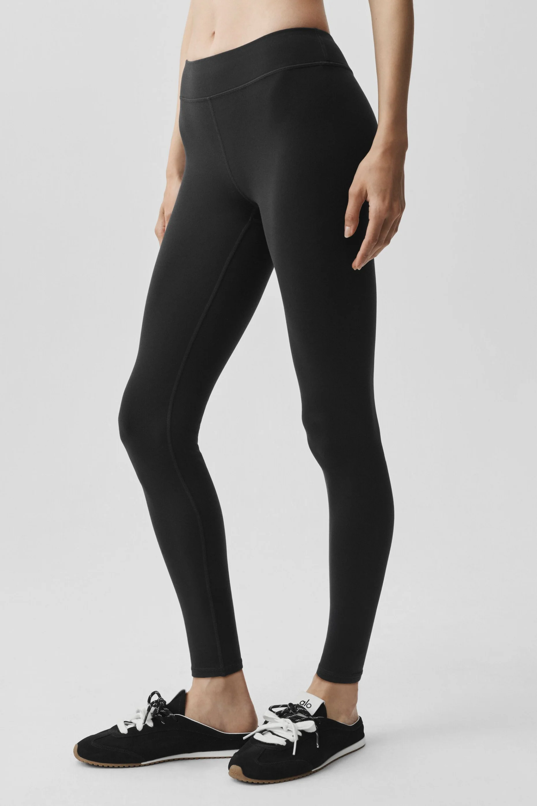 Alo Yoga — Airbrush Mid-Rise 7/8 Legging - Black