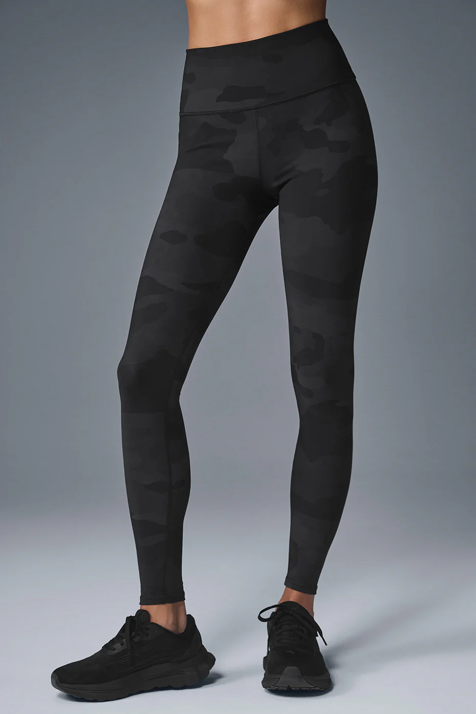 Alo Yoga — High-Waist Camo Vapor Legging - Black Camouflage