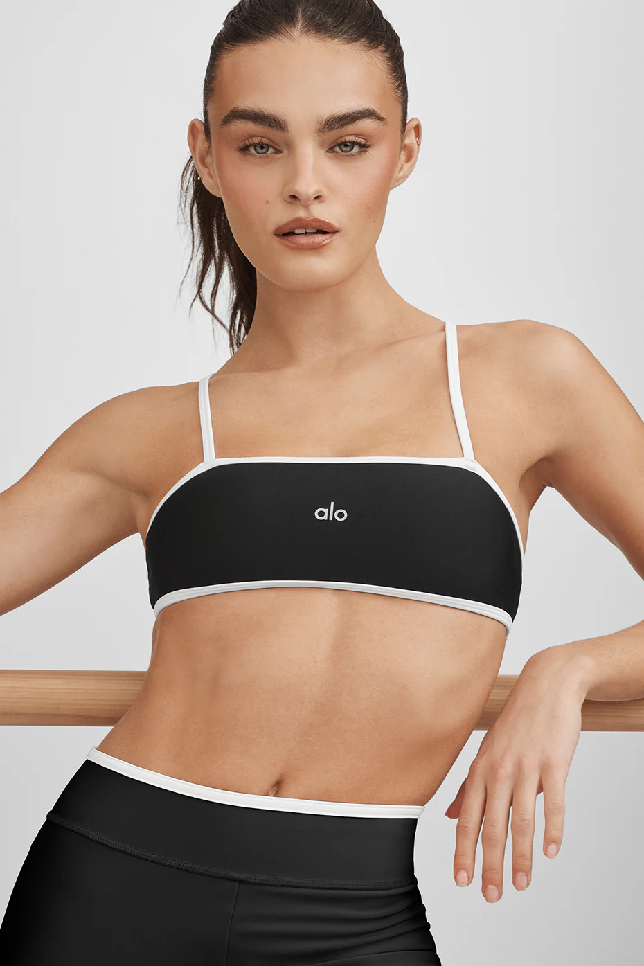 Alo Yoga — Airlift Charger Bra - Bright Red/White