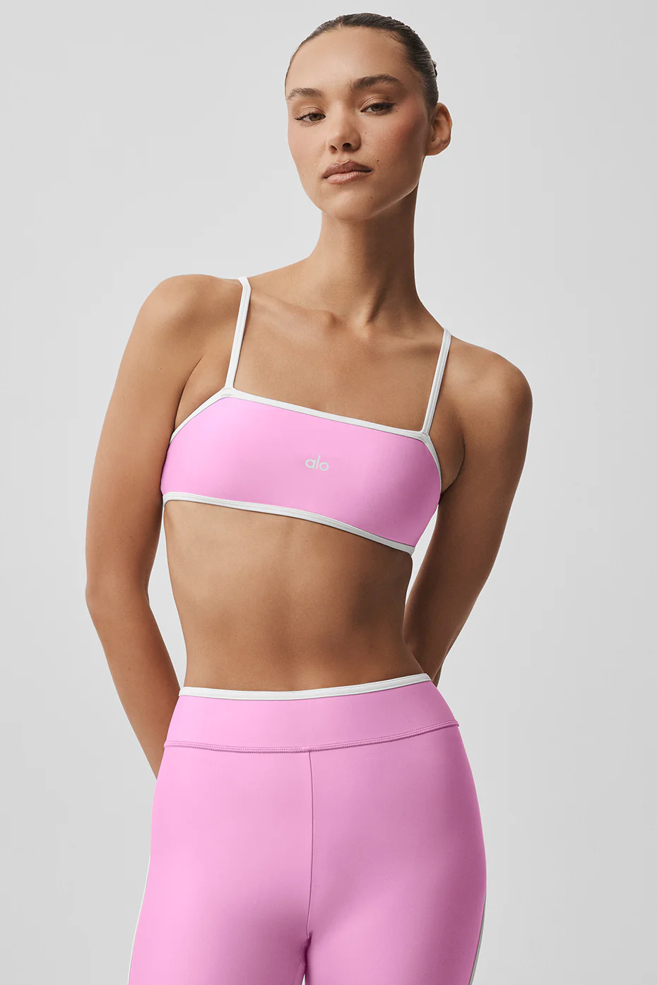 Alo Yoga — Airlift Charger Bra - Candy Heart Pink/White