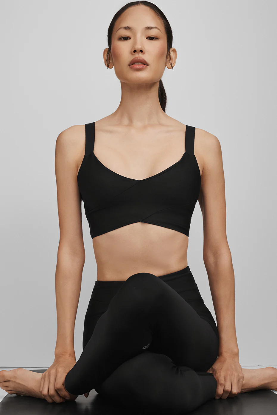 Alo Yoga — Airlift Horizon Bra - Black