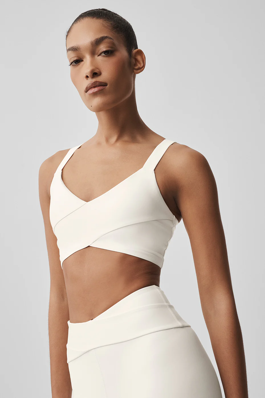 Alo Yoga — Airlift Horizon Bra - Ivory