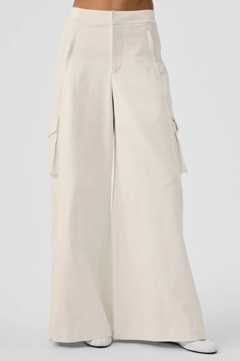 Alo Yoga — Show Off Cargo Wide Leg Trouser (Long) - Ivory