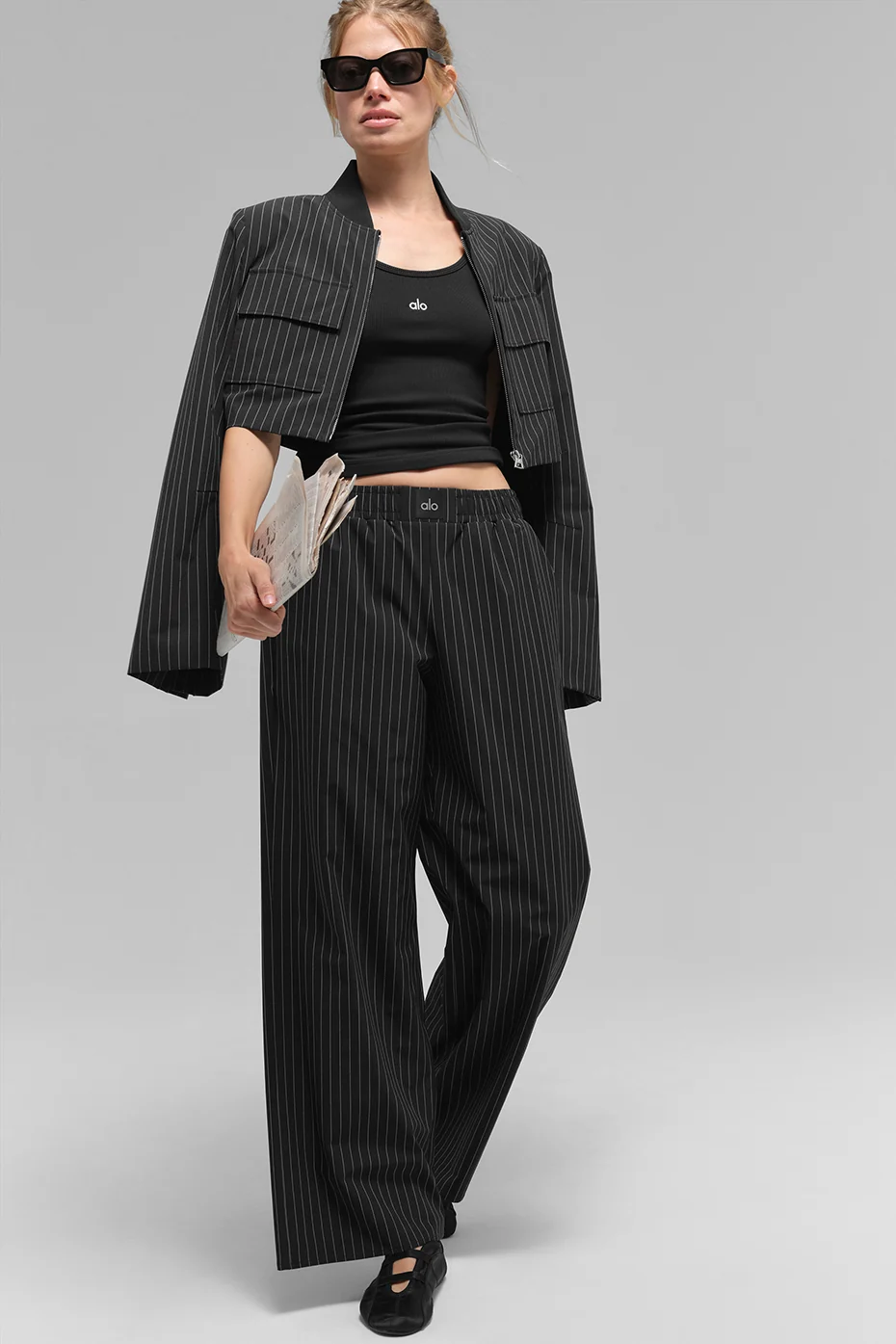Alo Yoga — Pinstripe Daylight Boxer Pant (Regular) - Black/Titanium