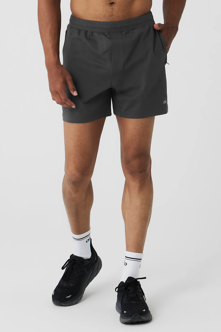 Alo Yoga — 7" Conquer React Performance Short - Anthracite