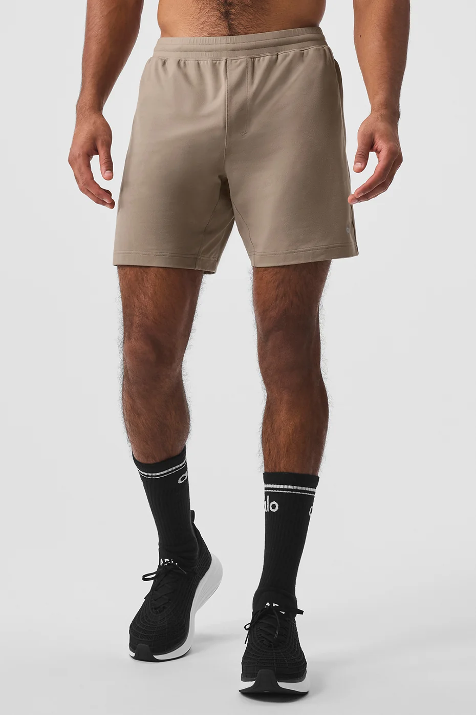 Alo Yoga — 7" Conquer React Performance Short - Gravel