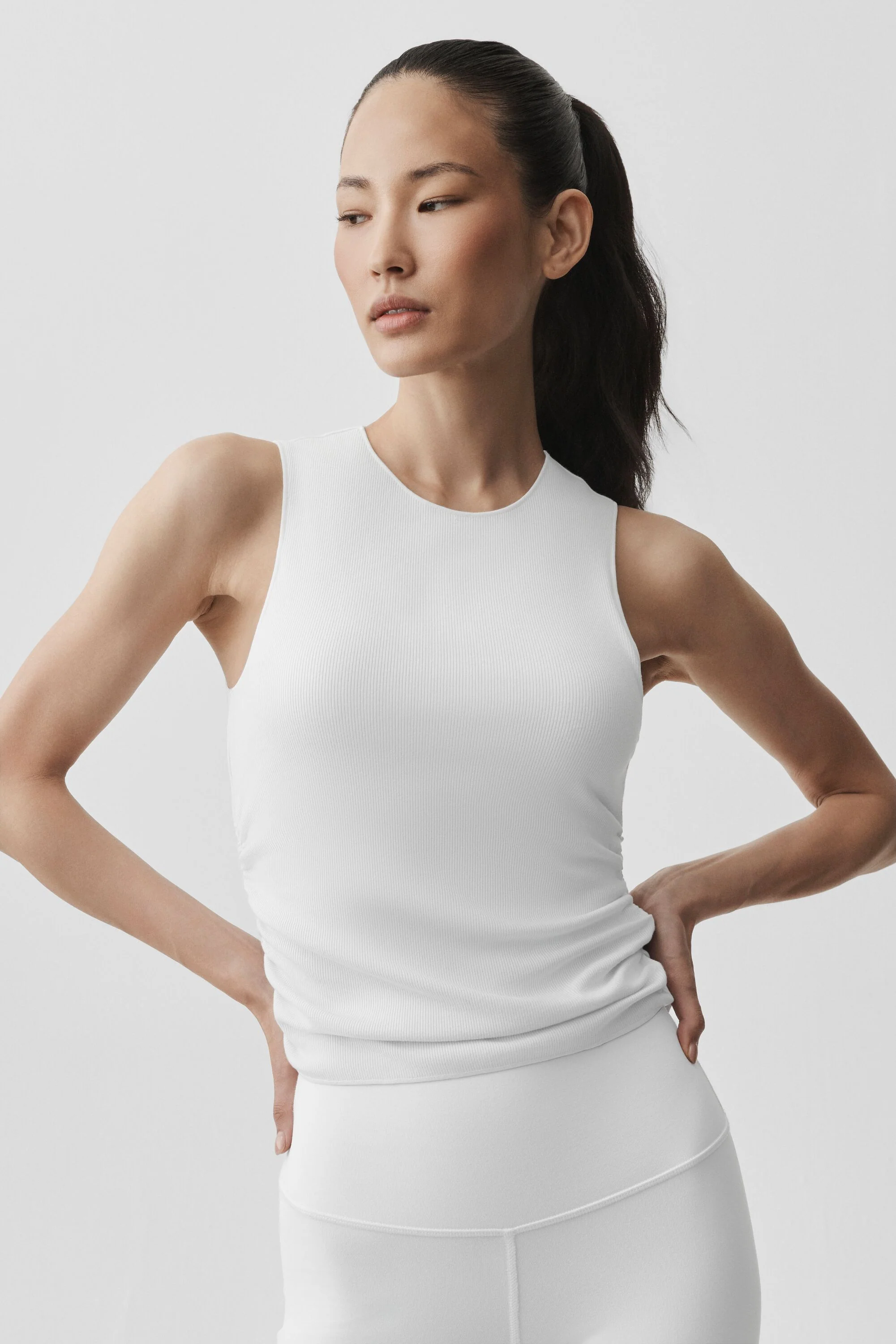 Alo Yoga — Ribbed En Pointe Tank - White