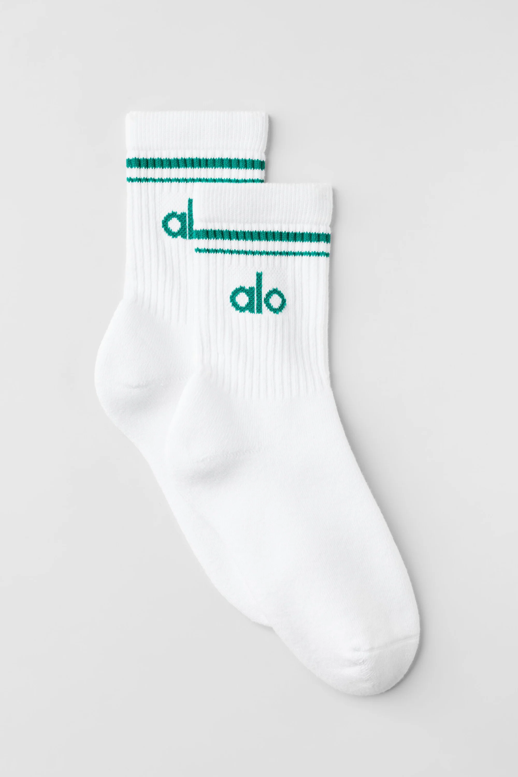 Alo Yoga — Unisex Half-Crew Throwback Sock - White/Emerald Isle