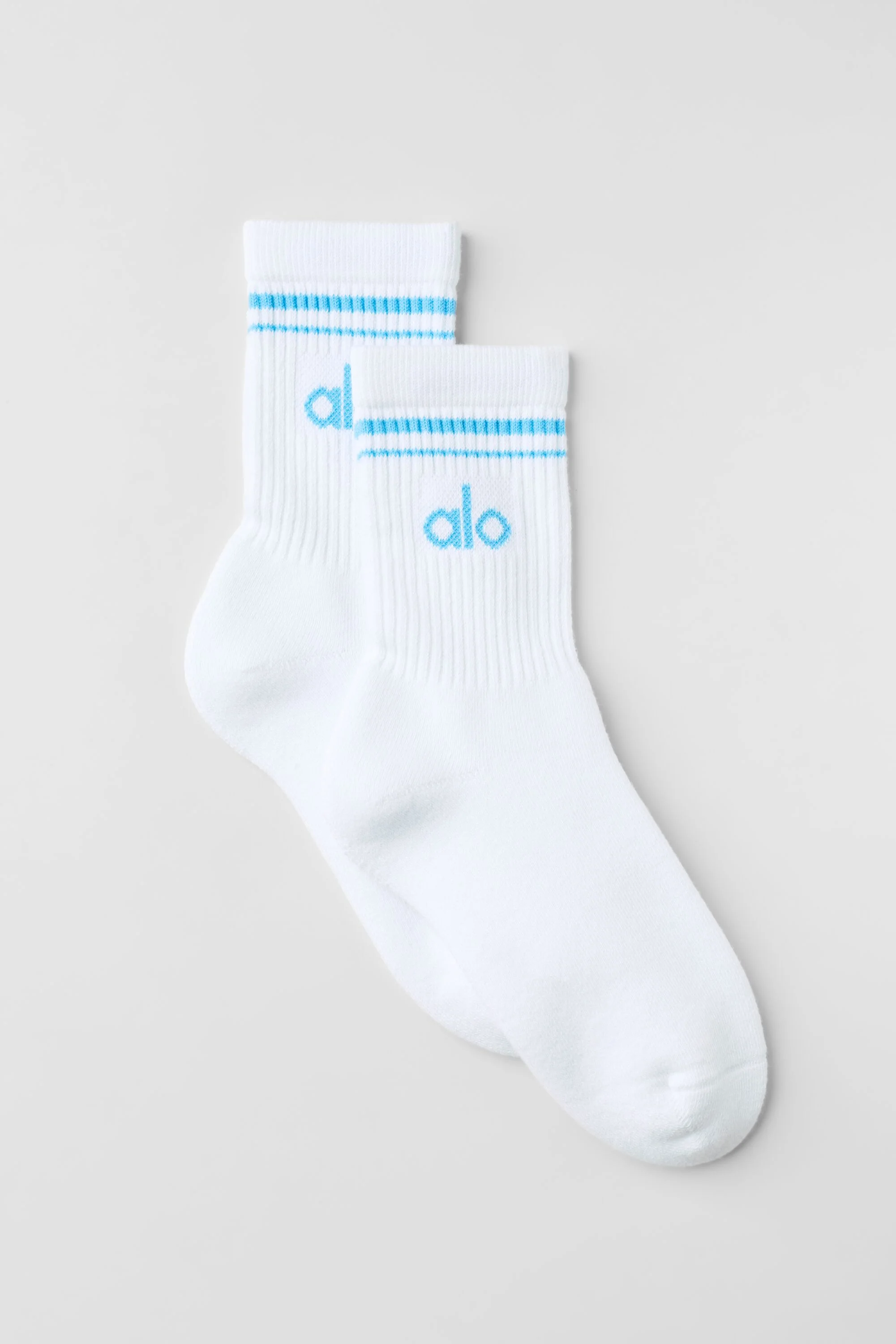 Alo Yoga — Unisex Half-Crew Throwback Sock - White/Azure Blue