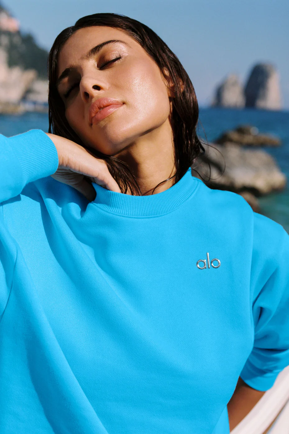 Alo Yoga — Accolade Crew Neck Pullover - Azure Blue