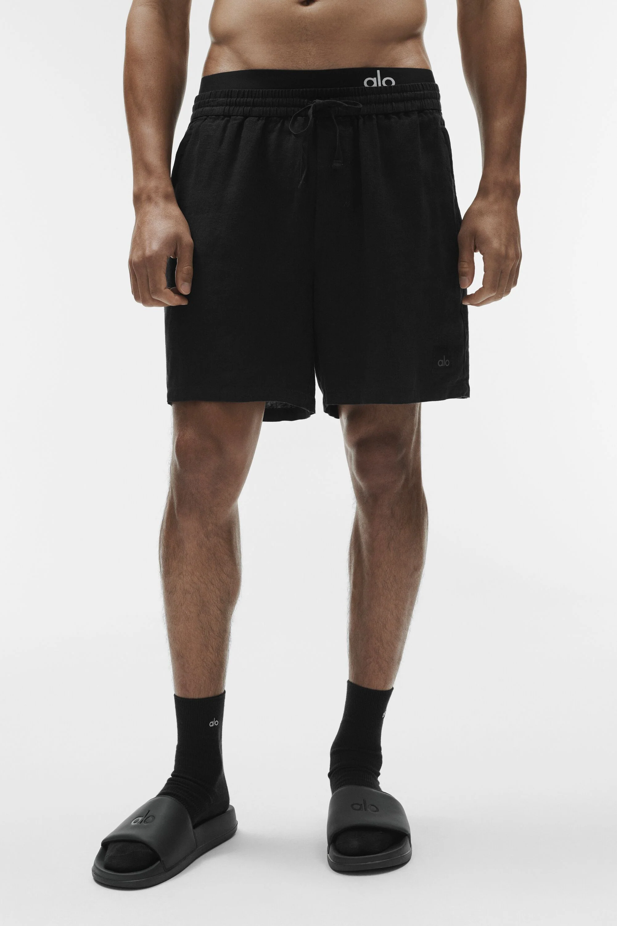 Alo Yoga — 7" Linen Days Short - Black