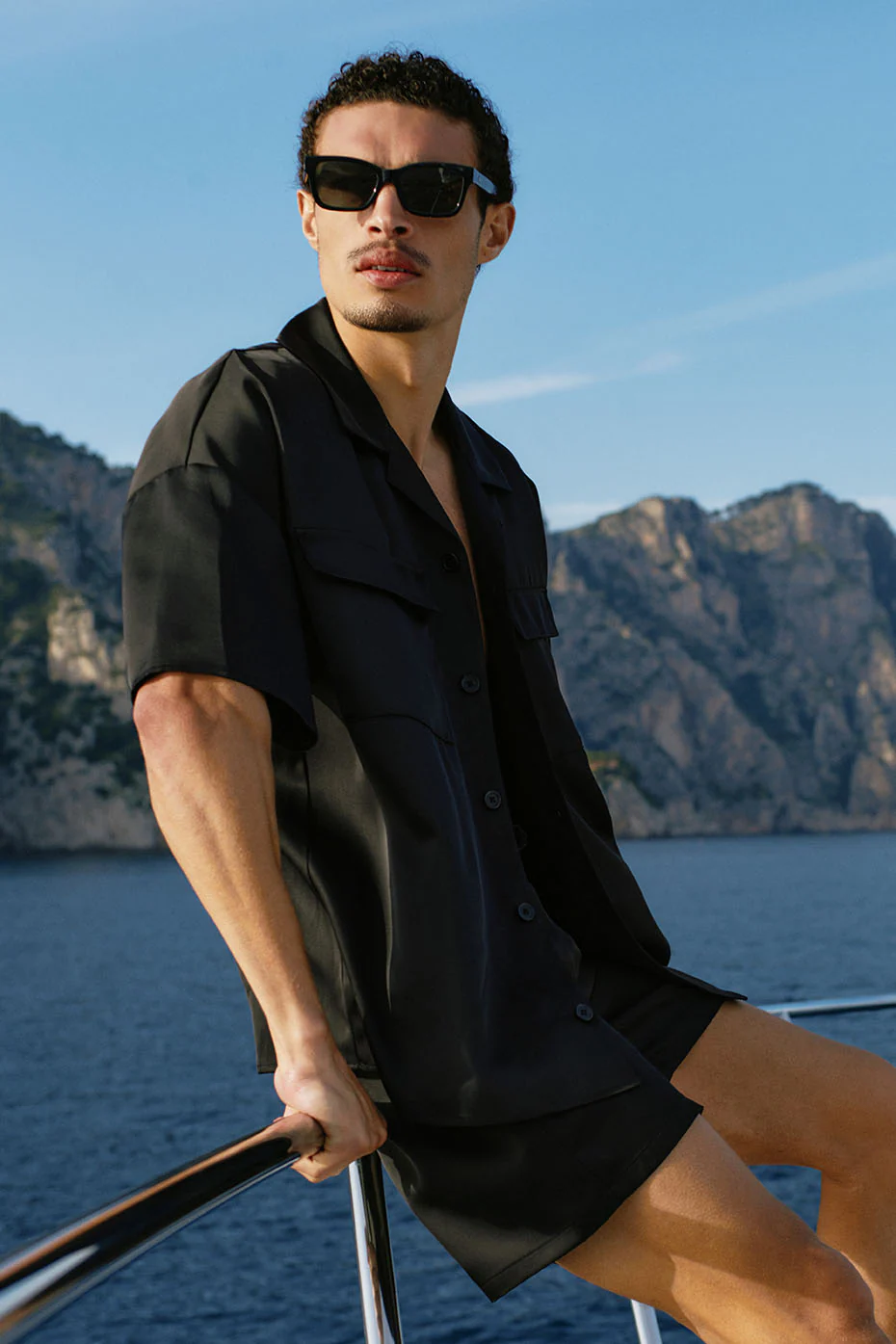 Alo Yoga — 7" Satin Horizon Short - Black