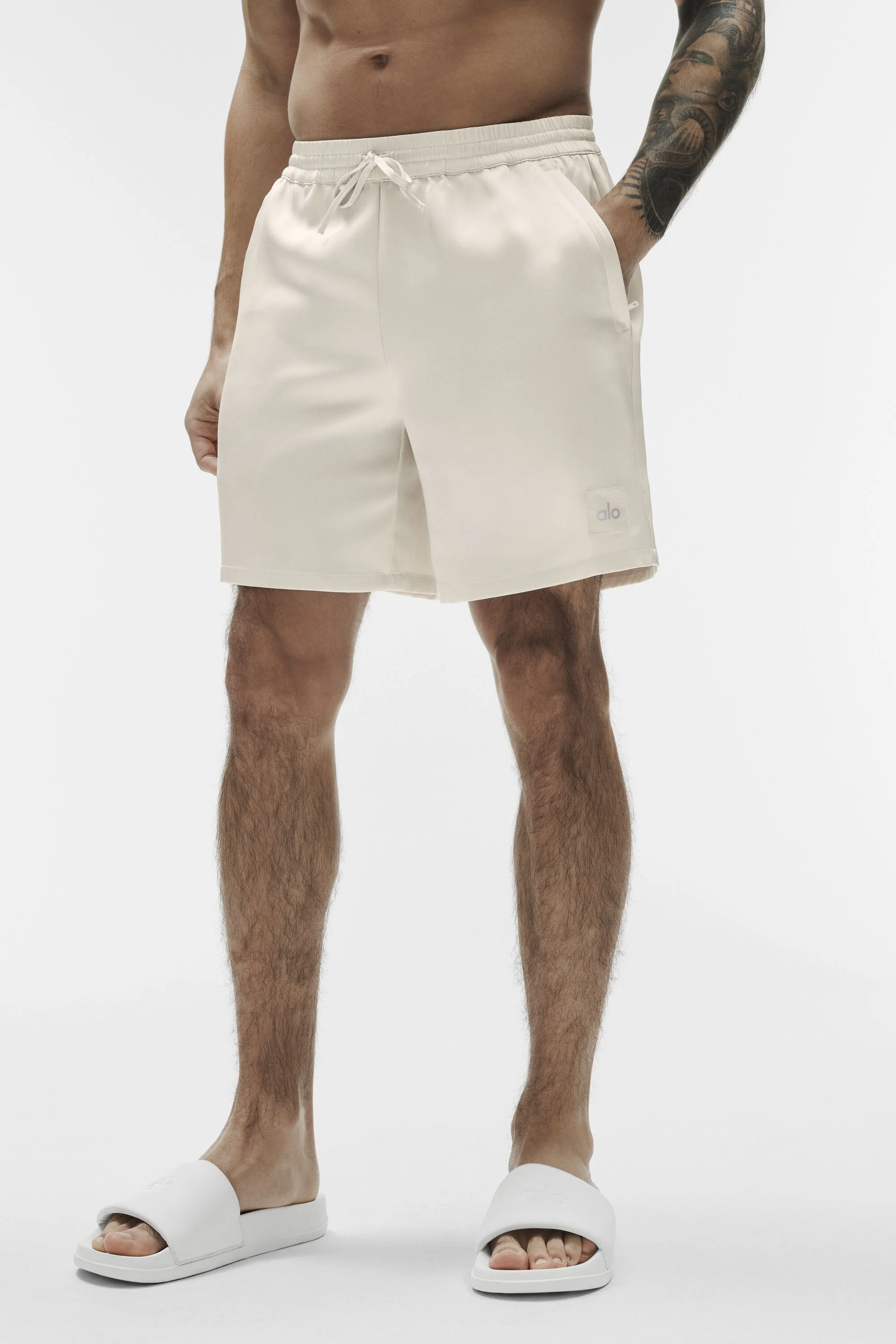 Alo Yoga — 7" Satin Horizon Short - Bone