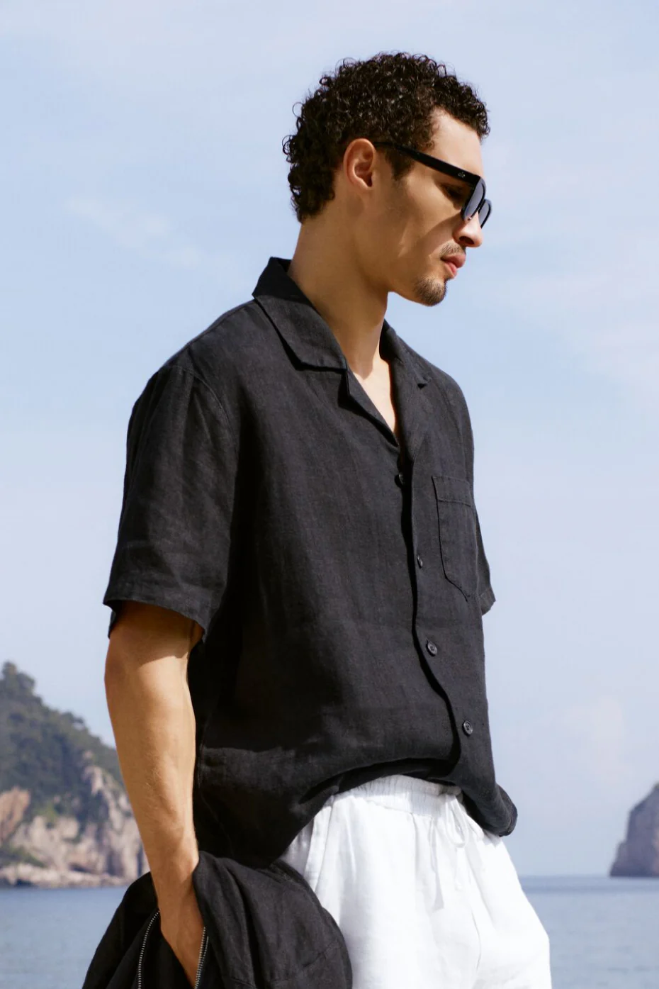 Alo Yoga — Linen Days Short Sleeve Button Up - Black