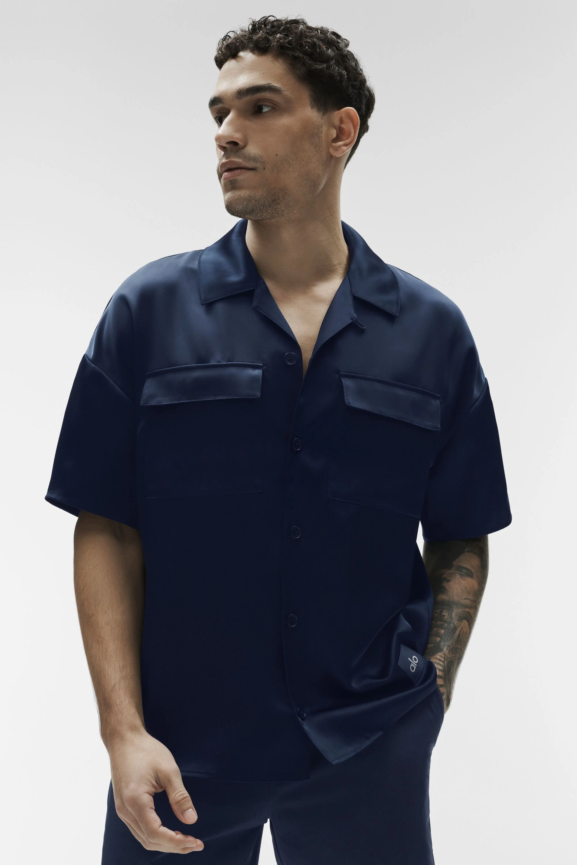 Alo Yoga — Satin Horizon Short Sleeve Button Up - Navy